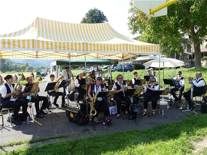 Die Aktiven des Musikvereins Valwig sorgten für flotte Unterhaltung in dem rustikal eingerichteten Festareal.Fotos:TE