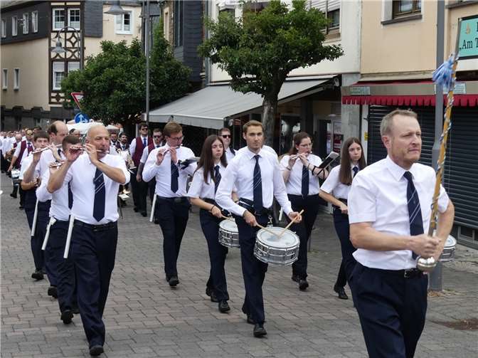 Die Aktiven des Treiser Spielmannszuges führte, den Kirmesfestumzug durch den Moselort an. Fotos: TE
