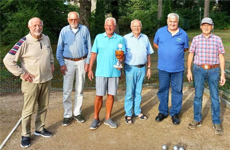 Die Aktiven des Turniers mit den stahlenden Siegern: Clubmeister Hans-Jürgen Braun (mit Pokal), 2. Platz: Reinhard Heiß (3. v. rechts) und 3. Platz: Ulli Burkholz (links).  Foto: Ulli Burkholz