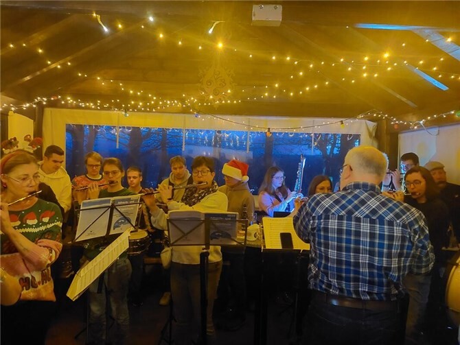 Die Aktiven spielten weihnachtliche Lieder.  Foto: privat