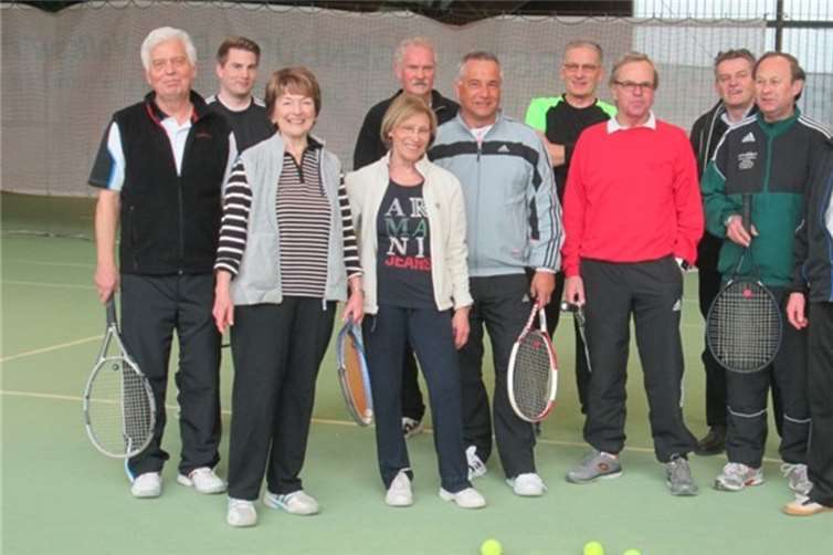 Die Aktiven verbrachten gemeinsam ein paar schöne Stunden in der Tennishalle.privat