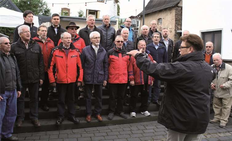 Die Aktiven vom Männergesangverein „Moseltreue“ Ellenz erfreuten mit einem Gesangskonzert in der Ortsmitte zahlreiche Zuhörer. TE