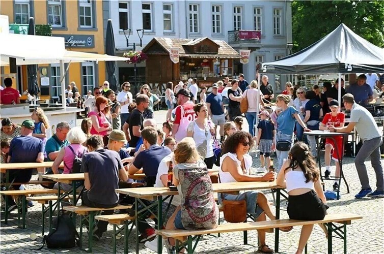 Die Aktivgemeinschaft organisiert zahlreiche Stadtfest, so auch das beliebte „Sprudelnde Sinzig“. Foto: Archiv RASCH