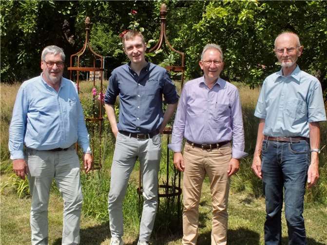 Die Akzeptanz erneuerbarer Energien kann durch genossenschaftlich organisierte Menschen gesteigert werden. Davon überzeugt sind (v.li.) Johannes Malmedie, Sebastian Pattberg, Erwin Rüddel und Fritz Hagemann. Foto: Reinhard Vanderfuhr / Büro Rüddel