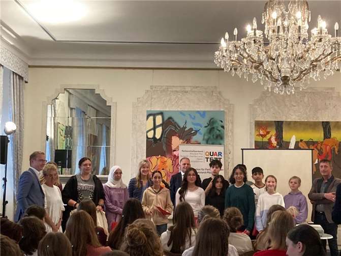 So sehen Sieger aus! Die Albert-Schweitzer-Realschule plus bekam den 1. Preis des Mittelstufen-Wettbewerbs überreicht.