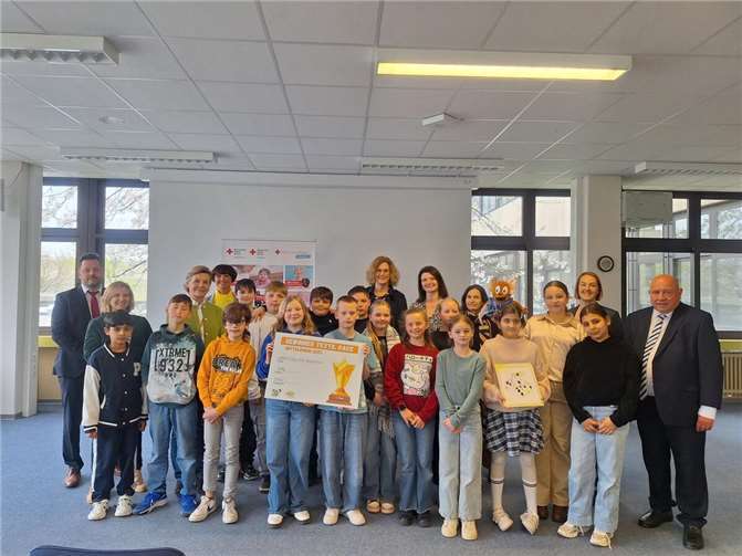 Die Albert Schweitzer Realschule plus gewann das Textil Race Mittelrhein. Graciela Bruch, Vorstandsvorsitzende der Globus Stiftung, Katrin Eder, Klimaschutzministerin und Leo Biewers, Präsident des DRK-Bezirksverband Koblenz e.V. gratulieren.  Foto: Das macht Schule