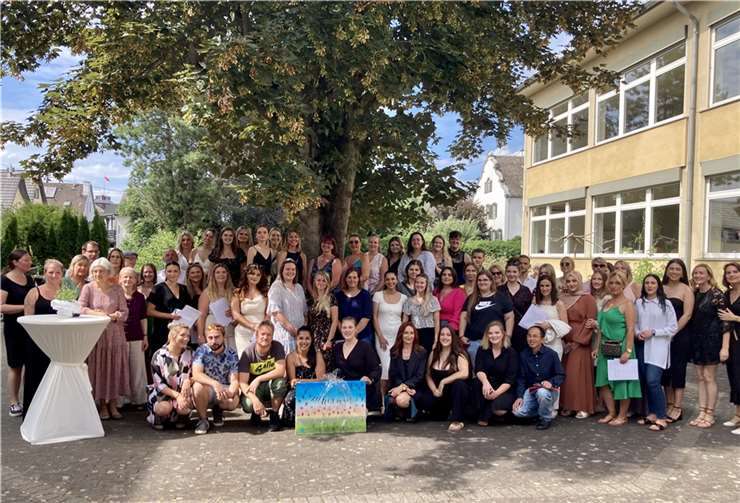 Die Alice-Salomon-Schule in Linz hat kürzlich 77 staatlich anerkannten Erzieher*innen zum erfolgreichen Abschluss ihrer Ausbildung gratuliert. Foto: privat