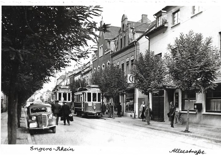 Die Alleestraße in früheren Zeiten, ausgestattet mit einer beidseitigen Baumreihe.  Quelle: Heimatkreis Heimat + Tourismus Engers