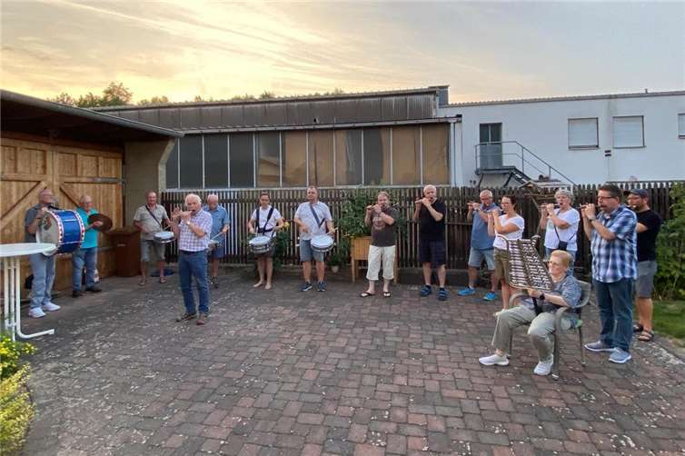 Die Altaktiven bei der Sommerprobe im Freien. Foto: privat