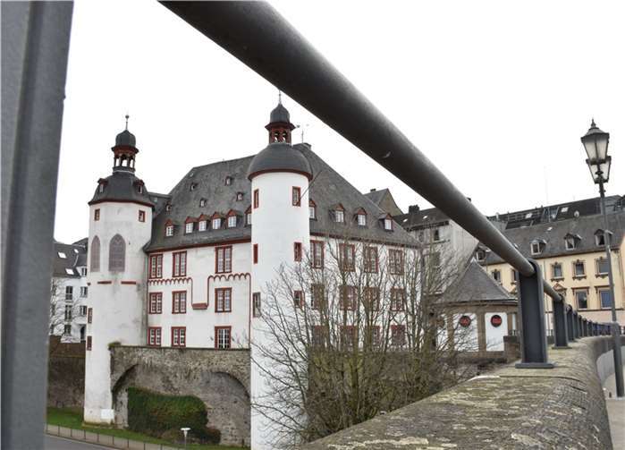 Die Alte Burg an der Balduinbrücke sieht von außen gut aus innen ist das Gebäude jedoch marode. Fotos: HEP