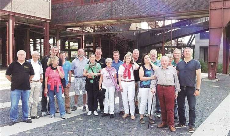 Die Alte-Herren-Familie vor der Zeche Zollverein.Privat