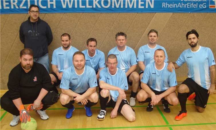 Die Alte Herren der SG Ochtendung / Namedy während ihres Turniers in Bad Neuenahr-Ahrweiler, (v.l.), hinten: Markus Paffhausen (Betreuer), Sascha Krämer, Dennis Krämer, Andre Ring, Stefan Krämer und Nuno Vilela, vorne: Torwart Sascha Kolligs, Meinhard Folkert, Andreas Hanke und Torsten Schamari. Foto: privat