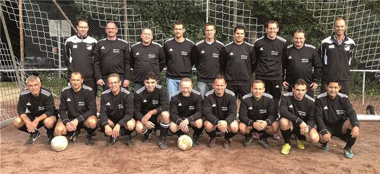 Die Alte Herrenmannschat des SVA freuen sich über die neuen Sweatshirts. privat