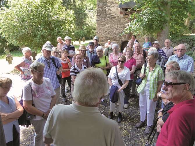 Die Alte Kirche in Welling reichte im 13. Jahrhundert als Langhaus bis zu ihrem quadratischen Westturm, erfuhren die Kapellenpilger von Ortskenner Jakob Elzer. PRESS