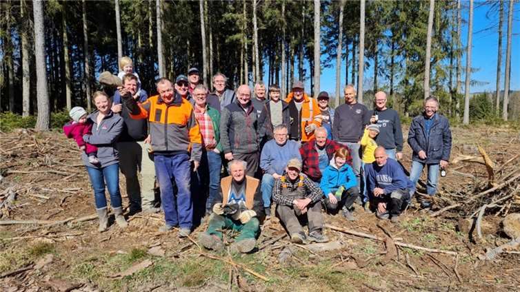 Die Alten Burschen Straßenhaus halfen tatkräftig beim Pflanztag.  Foto: privat