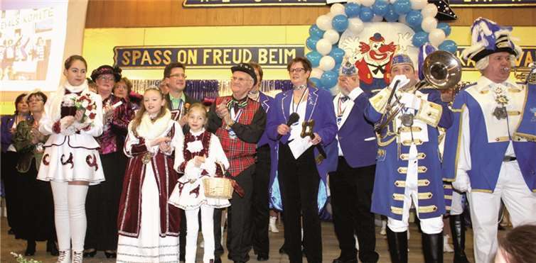 Die Alten Gardisten „us Hünnije“ gaben zunächst den Ton an beim Einzug der Oberjecken in den Bürgersaal.DL