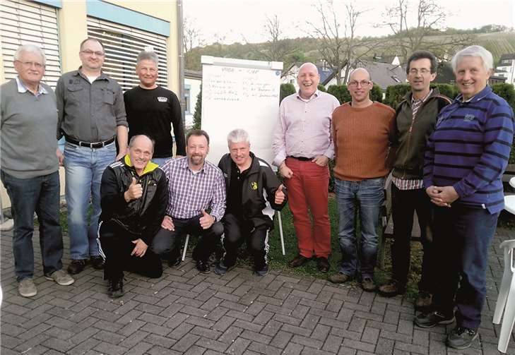 Die Alten Herren 1960 des SV Bachem um ihren Abteilungsvorstand Norbert Heimermann und Oliver Follmann (kniend v.l.) sind in diesem Jahr Ausrichter des traditionsreichen Volksbank-Pokals. Privat