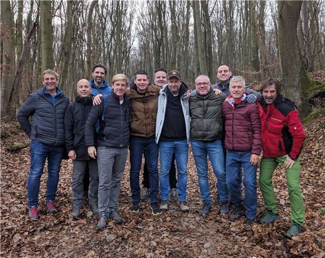 Die Alten Herren des SC Niederzissen bei der Zwischenstation bei Franken. Quelle: SC Niederzissen