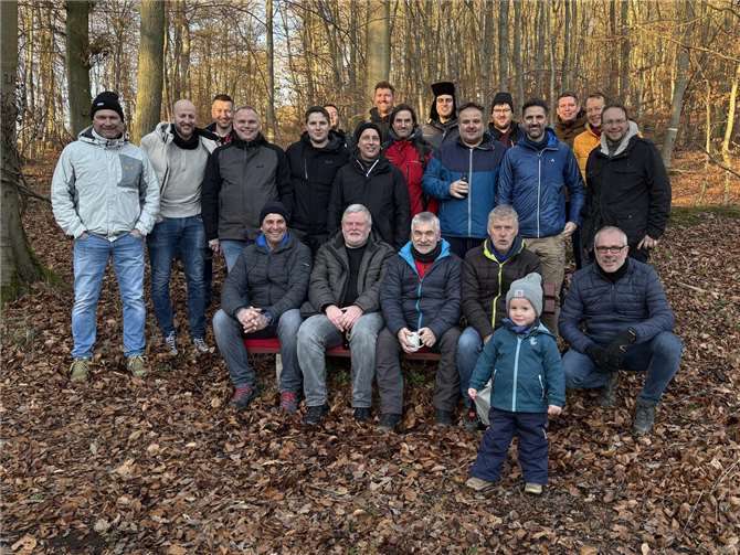 Die Alten Herren des SC Niederzissen bei der Zwischenstation am Meirother Kopf.  Foto: privat