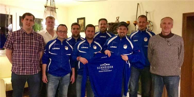 Die Alten Herren des SSV Ellenz-Poltersdorf freuen sich über die neue Sportbekleidung.privat