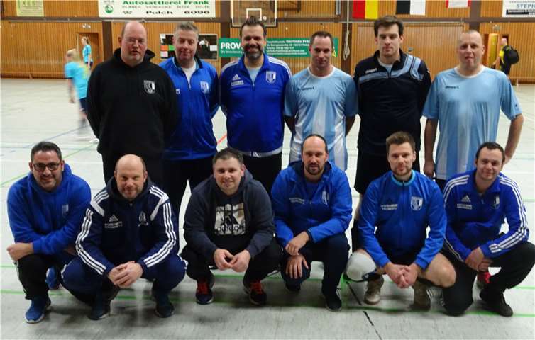 Die Alten Herren des SV Ochtendung waren mit großer Zahl beim diesjährigen Verbandsgemeindehallenfußballturnier in der Maifeldhalle in Polch am Start.privat