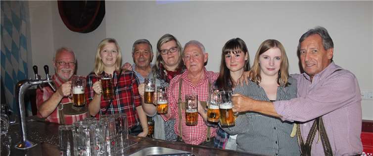 Die Alten Herren des VfB Lantershofen hatten mit weiblicher Unterstützung den Bierausschank fest im Griff. DU
