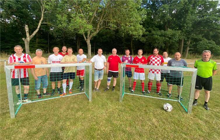 Die Alten Herren freuen sich über die neuen Trainingstore. Foto: privat