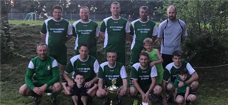 Die Alten Herren gewannen das Verbandsgemeinde-Turnier. Stehend v.li.n.re.: Stefan Mischker, Björn Ollesch, Stefan Brixius, Mario Noch, Alex Stotz. Kniend v.li.n.re.: Marco Pillig, Frank Castor, Georg Stenzel, Dominik Bersch und Mario Nowak. Es fehlt: Erwin Sips.privat
