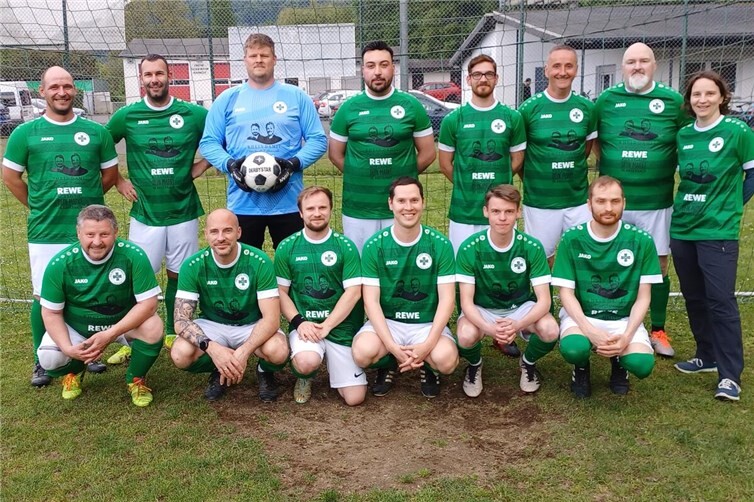 Die Alten Herren in ihren neuen Trikots