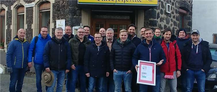 Die Alten Herren um den frisch geehrten Rolf Gilles vor der Winterwanderung.Foto: privat