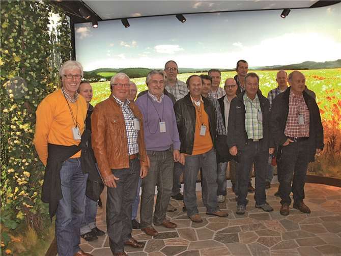 Die Alten Herren vom SV Leubsdorf im Besucherzentrum der Krombacher-Brauerei.privat