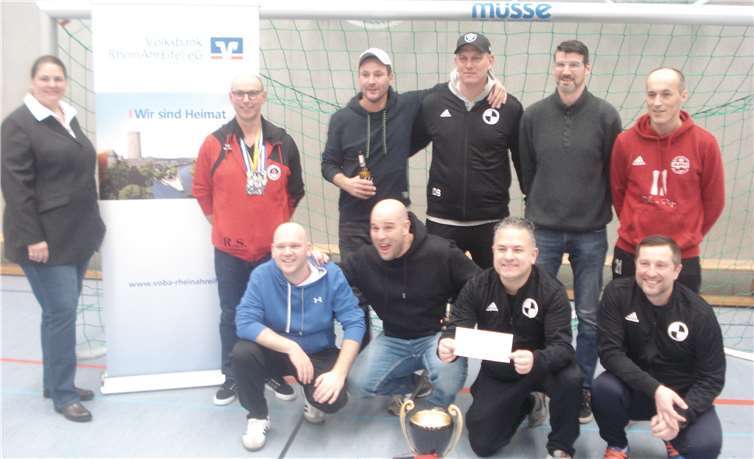 Die Alten Herren von Hertha Buschhoven mit dem Siegerpokal. Fotos: privat