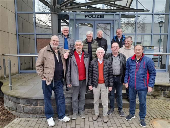 Die Alten Herren vor der Polizeidienststelle in Neuwied. Foto: privat
