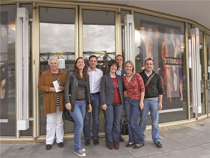 Die Altenahrer Kolpingsfamilie vor dem Musical in Wuppertal.  Privat