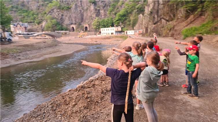 Die Altenahrer Tenniskids zeigen auf ihren Tennisplatz.