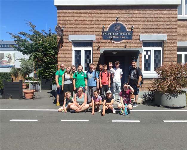 Die Altendorf-Ersdorfer Schützenjugend in den Kulissen der Fernsehserie „Alles was zählt“. Foto: Christian Klein