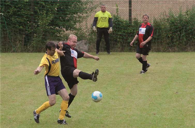 Die Altenherren der SG Ellingen und der TSG Urbach (gelbe Trikots) trugen eines ihrer legendären Freundschaftsspiele aus.