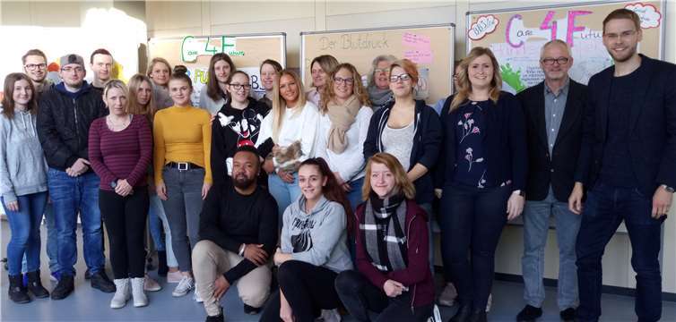 Die Altenpflegehilfeklasse der BBS des Landkreises Ahrweiler unterstützte mit ihren Lehrkräften Sven Schwarz und Gerhard Lügger das Netzwerkprojekt Care4Future mit spannenden Einblicken in die Akut- und Langzeitpflege. Fotos: BBS Kreis Ahrweiler