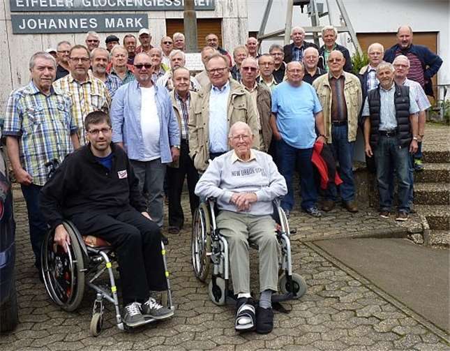 Die Alters- und Ehrenabteilung der Freiwilligen Feuerwehren der Verbandsgemeinde Unkel vor der Glockengießerei in Brockscheid.privat