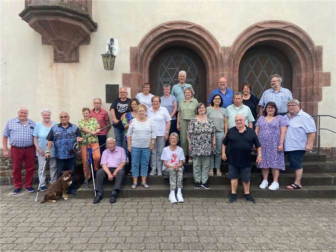 Die Alterskameraden und ihre Angehörigen. Fotos: privat