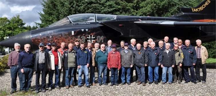 Die Alterskameraden vor einen Tornado. Privat