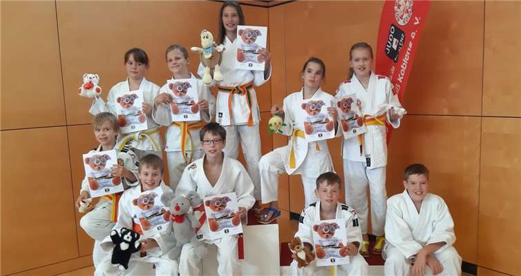 Die Altersklasse U12 (v.l.) unten: Robin, Jannik, Leon, Tim, Colin; oben: Aaliyah, Julia, Lara, Anna Lena, Anna Maria.