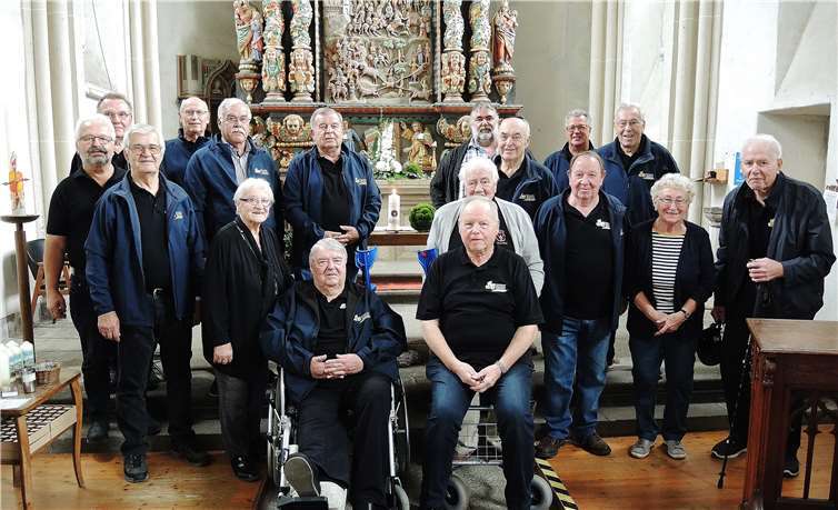 Die Altersriege in der Fraukirch mit „Domführerin“ Frau Geilen (2.v.r.).