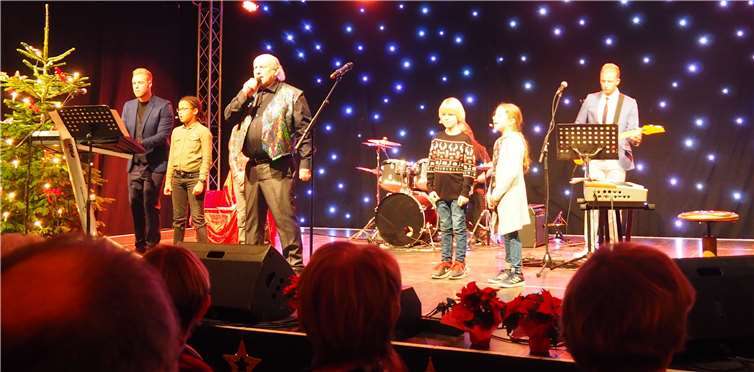 Die „Altstadt-Pänz“ mit Dirk Crecelius eröffneten die Veranstaltung.