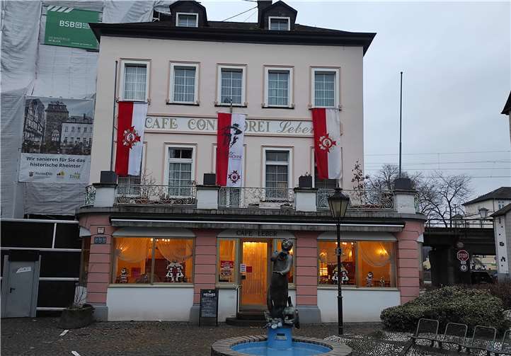 Die Altstadt putzt sich in den Farben der Vereine heraus.