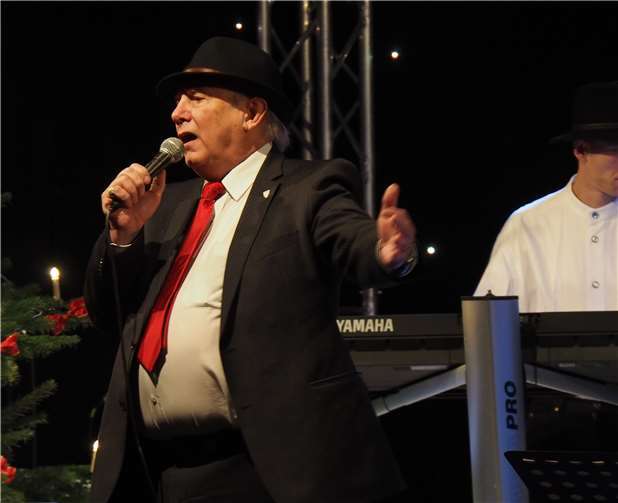 Die „Altstadtpänz“ mit Dirk Crecelius eröffnetenmit Liedern, wie Hallelujah, den zweiten Teil des Abends.