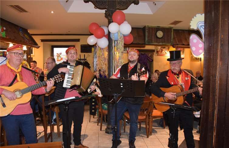 Die Altstadtrebellen - Aaron Friedland, Stefan Fischer, Waldemar Thiele und Julian Elzer - unterhielten mit humorvollen musikalischen Beiträgen über aktuelle Anekdoten aus Andernach und der Welt.