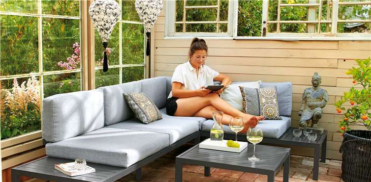 Die Alu-Lounge Bella als Eck-Lounge mit passendem Couchtisch.Quelle: Porta Möbel