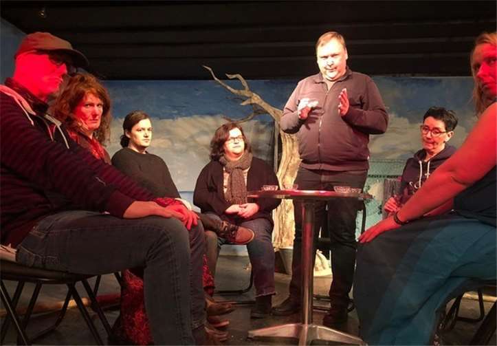 Die Amateurbühne tik Andernach widmet sich im Bühnenstück „Die letzte Insel“ der nahenden Klimakatastrophe. Fotos: privat