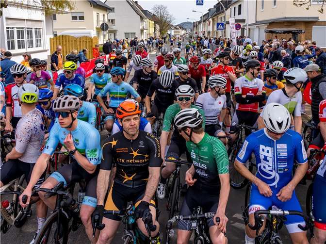 Die Amateure rollen zur Startaufstellung an. Foto:Holgers Radsportfotos